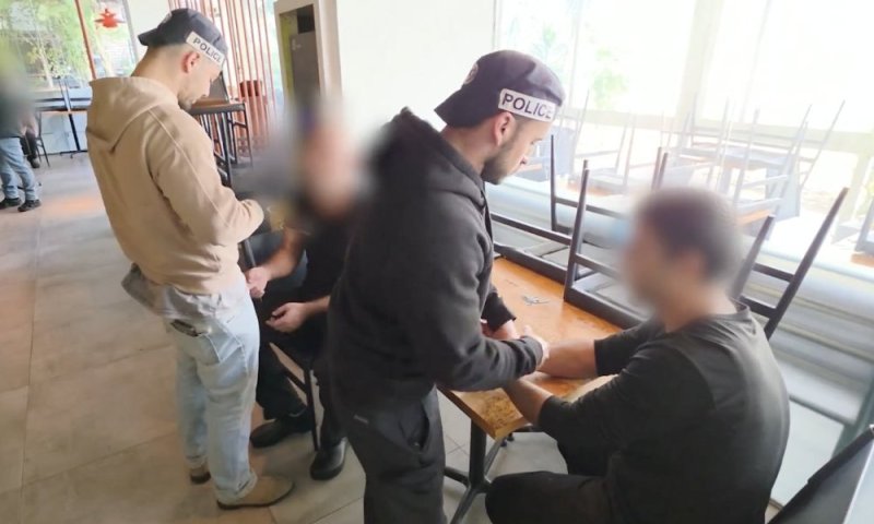 פשיטה משטרתית בשפלה: ארבעה בעלי מסעדות נעצרו בחשד לסחר בבני אדם