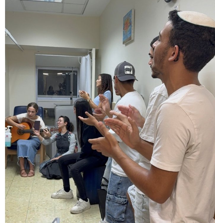 תלמידי אמית המר שימחו את המאושפזים בבית החולים קפלן