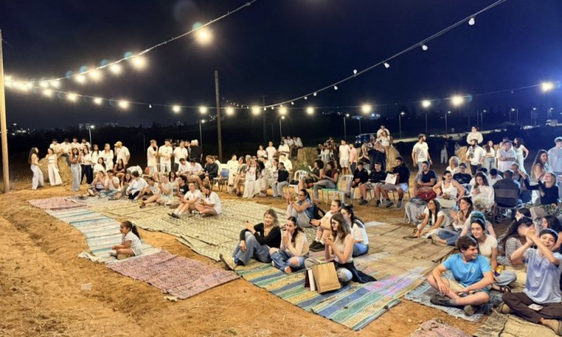 חג שבועות של מסורת, אדמה וקהילה: מאות חגגו בכפר הנוער כפר הנוער עיינות