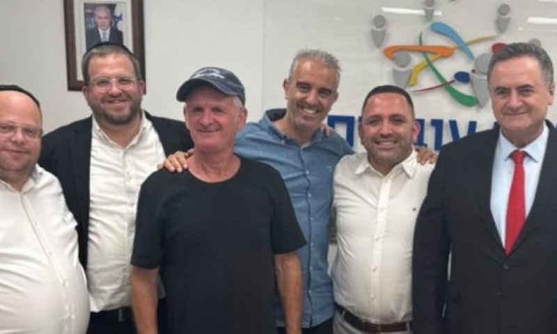 השר ישראל כ״ץ ברחובות: חנך מיצג בזירת נפילת הטיל ונפגש עם בכירי הליכוד בעיר