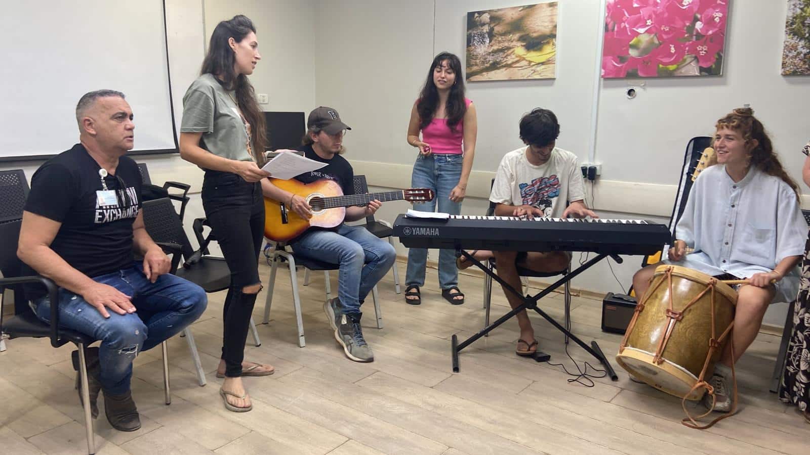 סטודנטים של רימון ואנשי צוות מאברבנאל מבצעים שיר שכתב מטופל. צילום: לימור נפתלי, אברבנאל