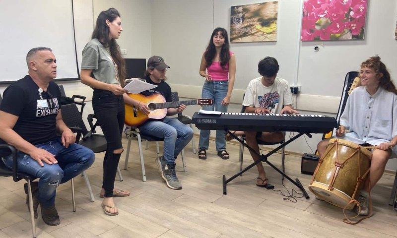 סטודנטים של רימון ואנשי צוות מאברבנאל מבצעים שיר שכתב מטופל. צילום: לימור נפתלי, אברבנאל