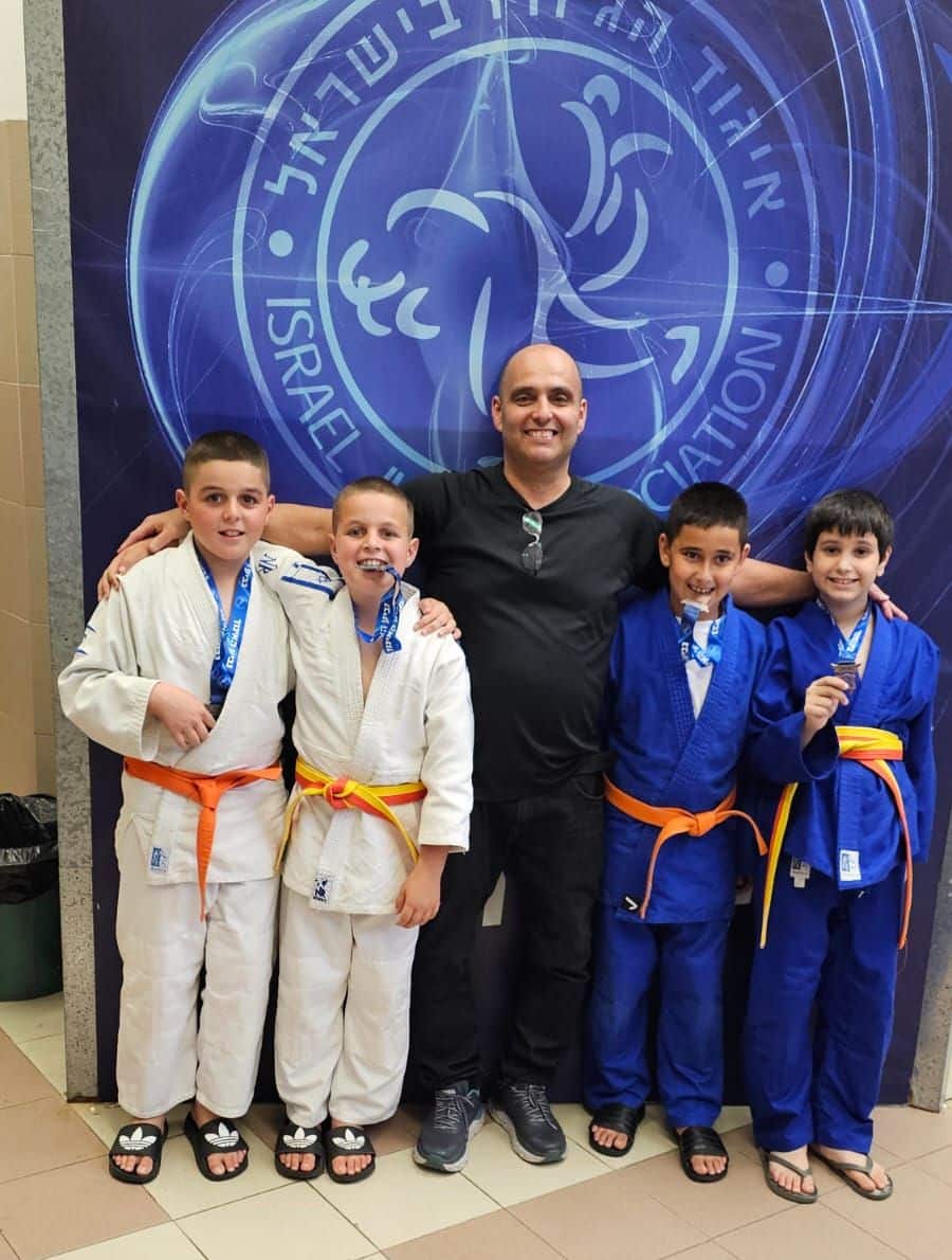 גיא מזרחי והספורטאים הצעירים של מרכז קליין חולון- צילום פרטי