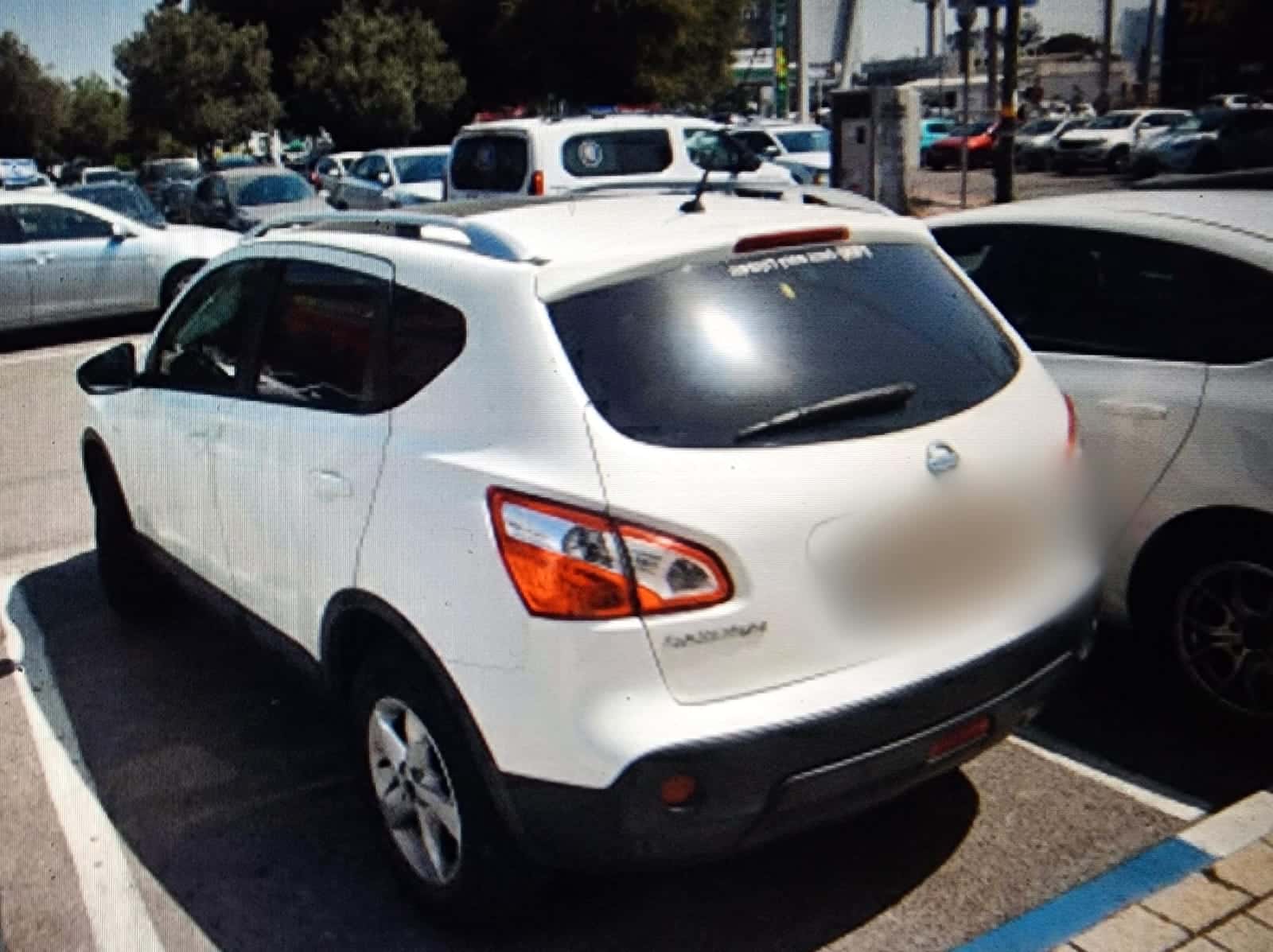 השוטרים נדהמו: החשוד החזיק כלי פריצה, מוט ברזל סמים ומספריים