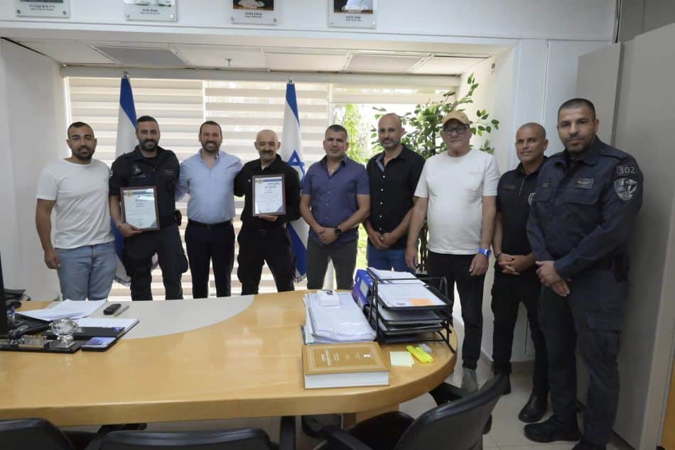 תעודות הוקרה לשני מפקחים בחולון