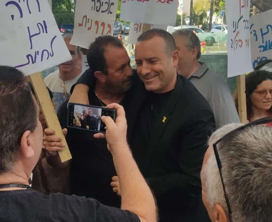 הילולה וטרללה: מתחם אחוזת הנשיא נפתח בחיבוקים ולקול מחאה שקטה