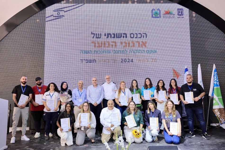 רננה רדי (עומדת שלישית מימין) עם שאר הזוכים הראויים. צילום: עוז שכטר