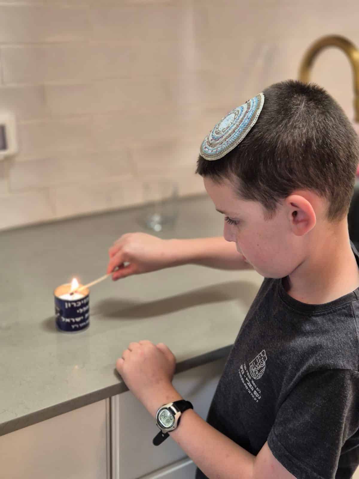 מדליקים וזוכרים: ביוזמת בית הספר נועם בנים: כל תלמידי כיתות ו' בעיר מדליקים נרות זיכרון עם שמות חללי מערכות ישראל ופעולות האיבה כל תלמיד/ה מדליק/ה נר לכל נופל/ת