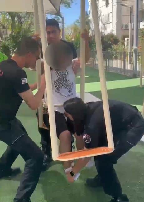 לוחמי האש מחלצים את הילדה- צילום: דוברות והסברה, תחנה איזורית חולון