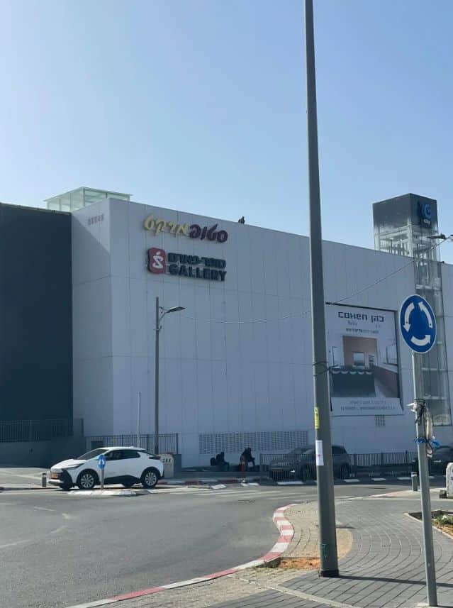 השוטר שמתעד נהגים מגג בניין G (צילום פרטי)