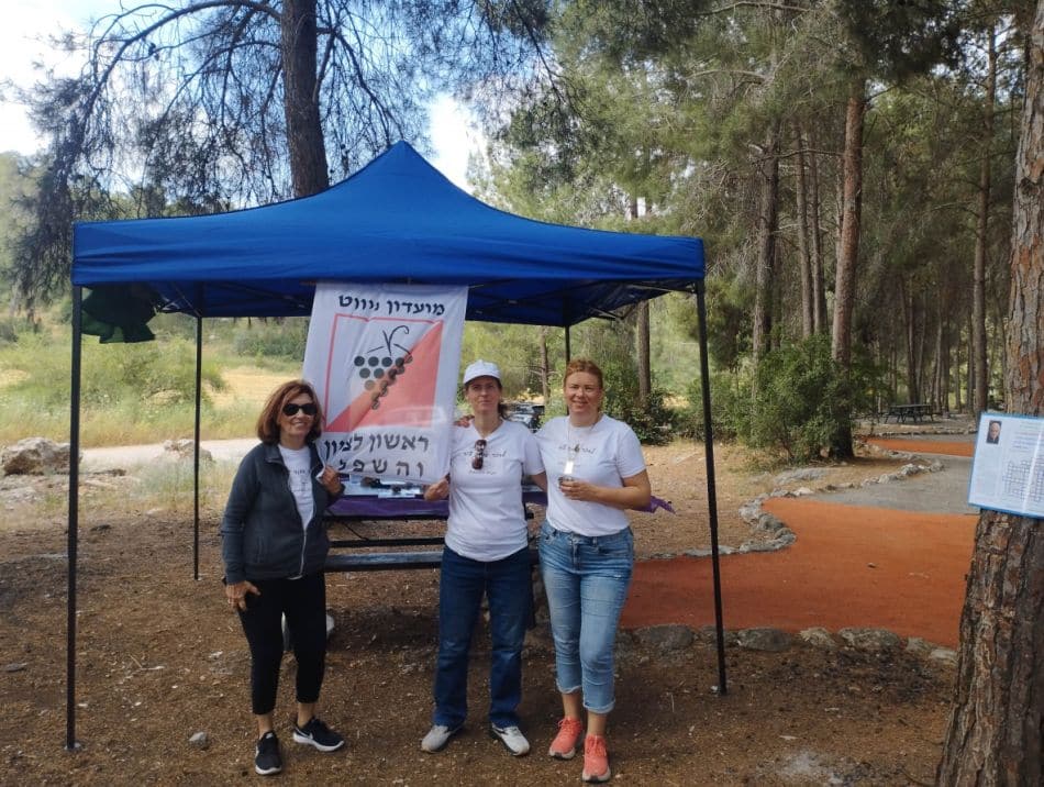 אלמנתו ובנותיו של אבנר צור בחזית אוהל ההנצחה- צילום: מועדון ניווט, ראשון לציון והשפלה