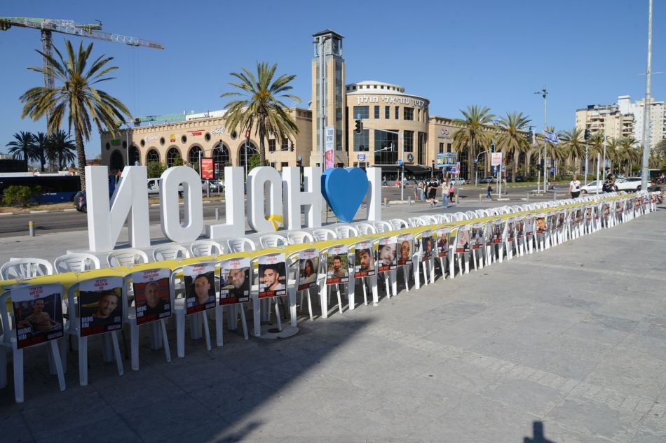 ערב פסח: בחולון מחכים לשובם של החטופים