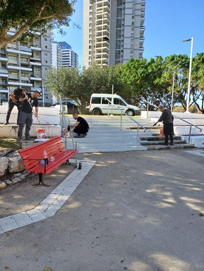 בת ים מתמרקת לקראת הפסח
