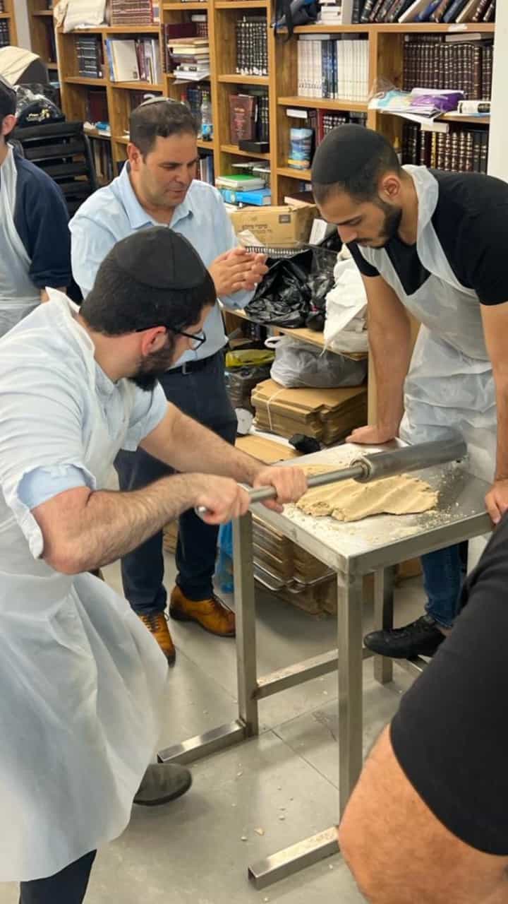 ראשון לציון: אפיית מצות מהדרין קהילתית, לפני חג הפסח.