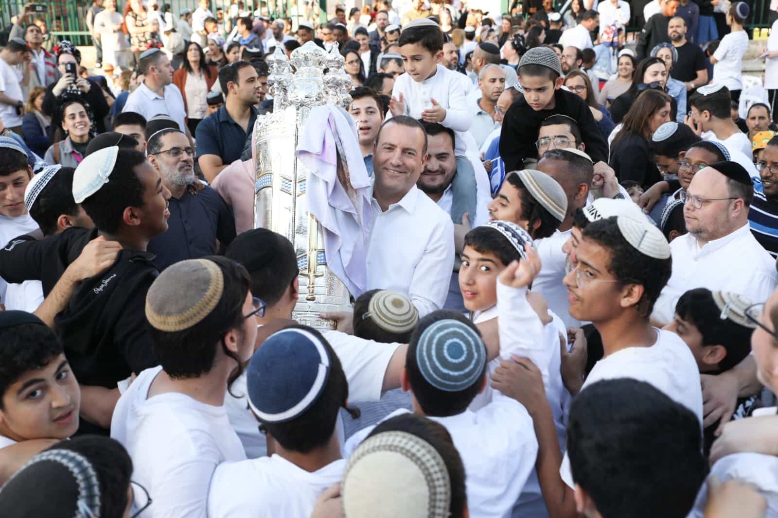 תלמידי אמית המר הכניסו ספר תורה לזכר חללי צה"ל