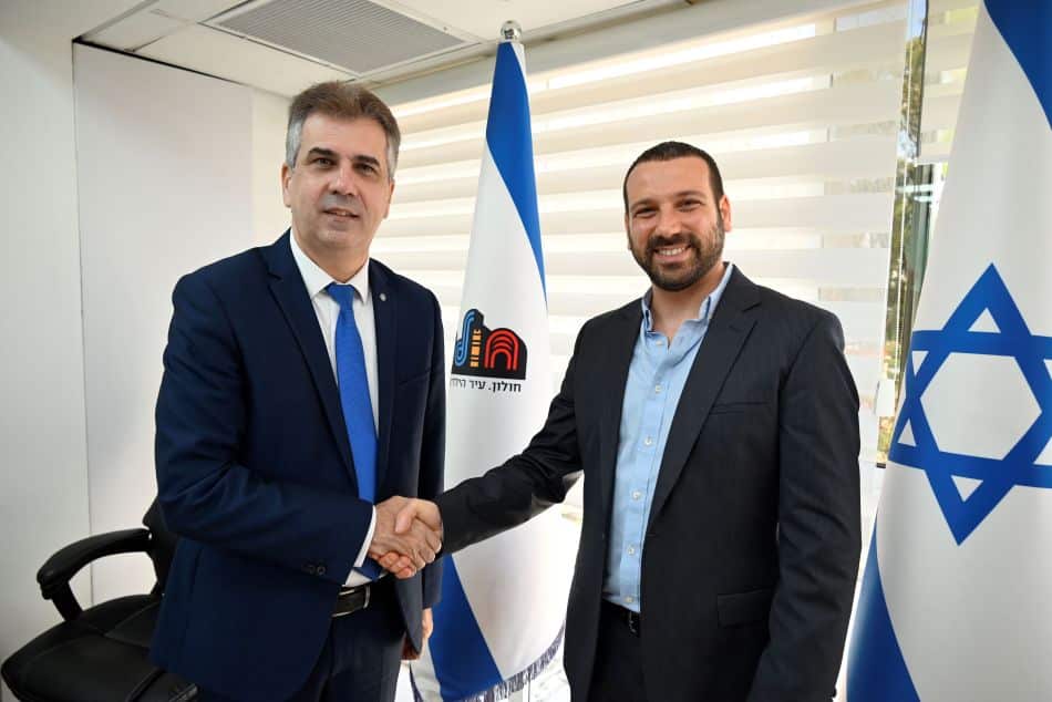 ראש עיריית חולון שי קינן ושר האנרגיה והתשתיות אלי כהן. צילום: עיריית חולון