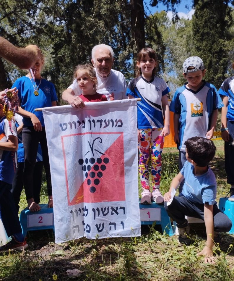מיכה נצר עם ילדי האיגוד