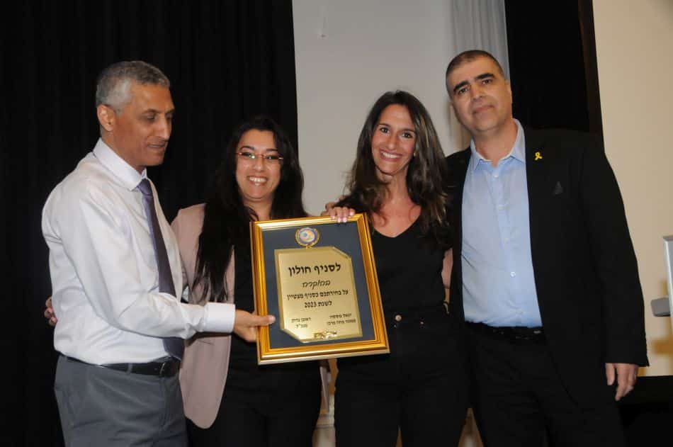 ראובן צדוק - מנכ"ל האגודה לתרבות הדיור, יגאל מססה - מנהל מחוז המרכז, מלי גורי גרבלי -מנהלת היחידה העירונית לתרבות הדיור, זהבית נתנאל - רכזת היחידה העירונית לתרבות הדיור. צילום איתן ידגר, האגודה לתרבות הדיור