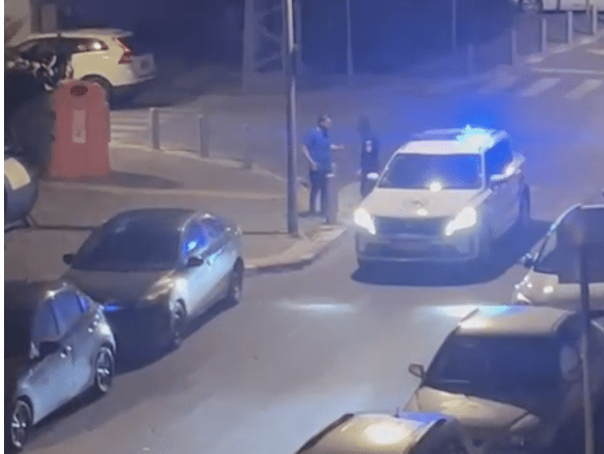 ברחוב הומה: תקף אישה למול אנשים ואז שוחרר