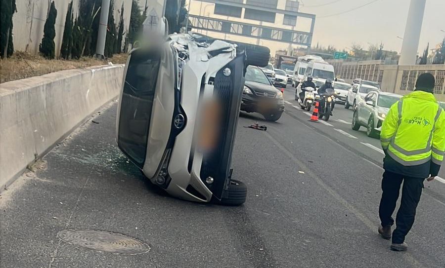 פלסטיני גנב רכב מחולון וניגח ניידת משטרה