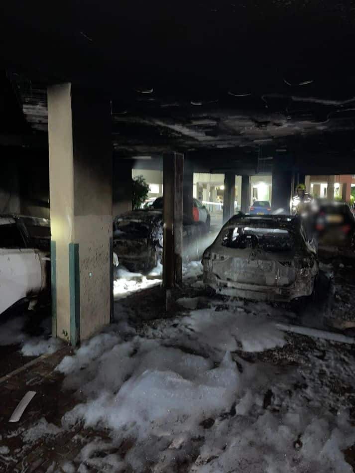 רכבים עלו באש בשכונת בן גוריון בחולון