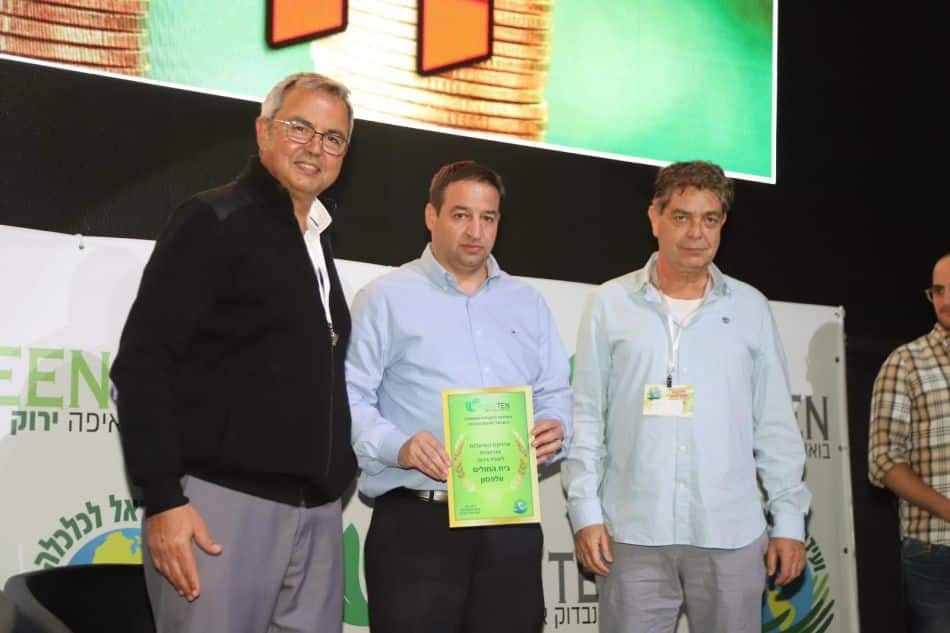 יניב פוגל מקבל את הפרס