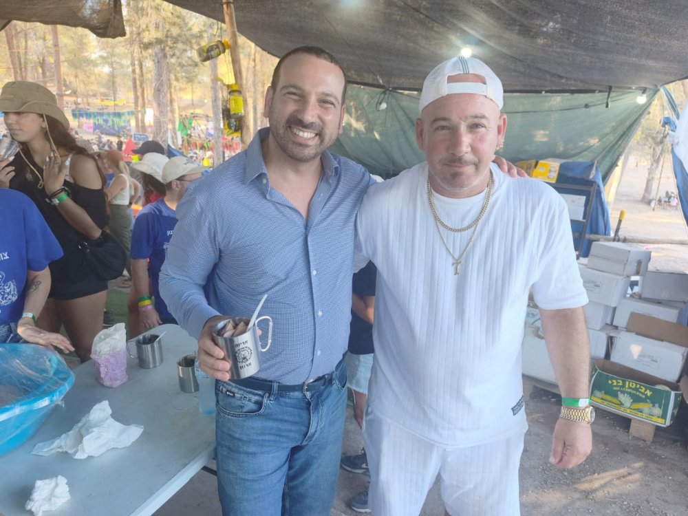 יוסי שוורץ, מייסד ומנכ"ל רשת 'סיטי מרקט', וראש עיריית חולון שי קינן נפגשו במחנה הקיץ של צופי חולון והפכו את רוח ההתנדבות למציאות