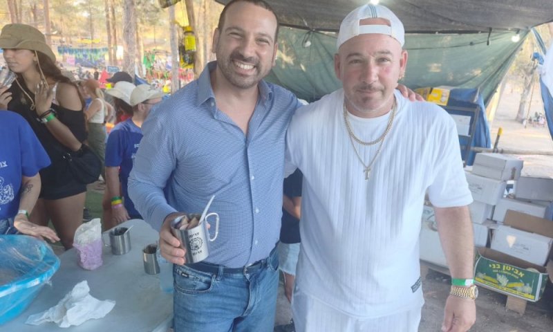 יוסי שוורץ, מייסד ומנכ"ל רשת 'סיטי מרקט', וראש עיריית חולון שי קינן נפגשו במחנה הקיץ של צופי חולון והפכו את רוח ההתנדבות למציאות