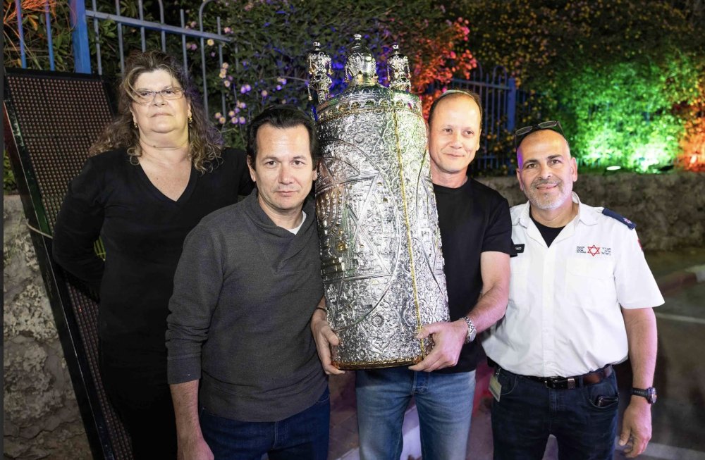 בטקס חגיגי ומרגש: הוכנס ספר תורה חדש לבית הכנסת בתחנת מד״א רמת גן לזכרה של המתנדבת ליאל שגב ז״ל