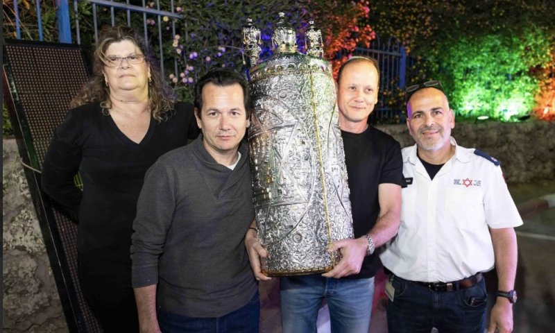 בטקס חגיגי ומרגש: הוכנס ספר תורה חדש לבית הכנסת בתחנת מד״א רמת גן לזכרה של המתנדבת ליאל שגב ז״ל