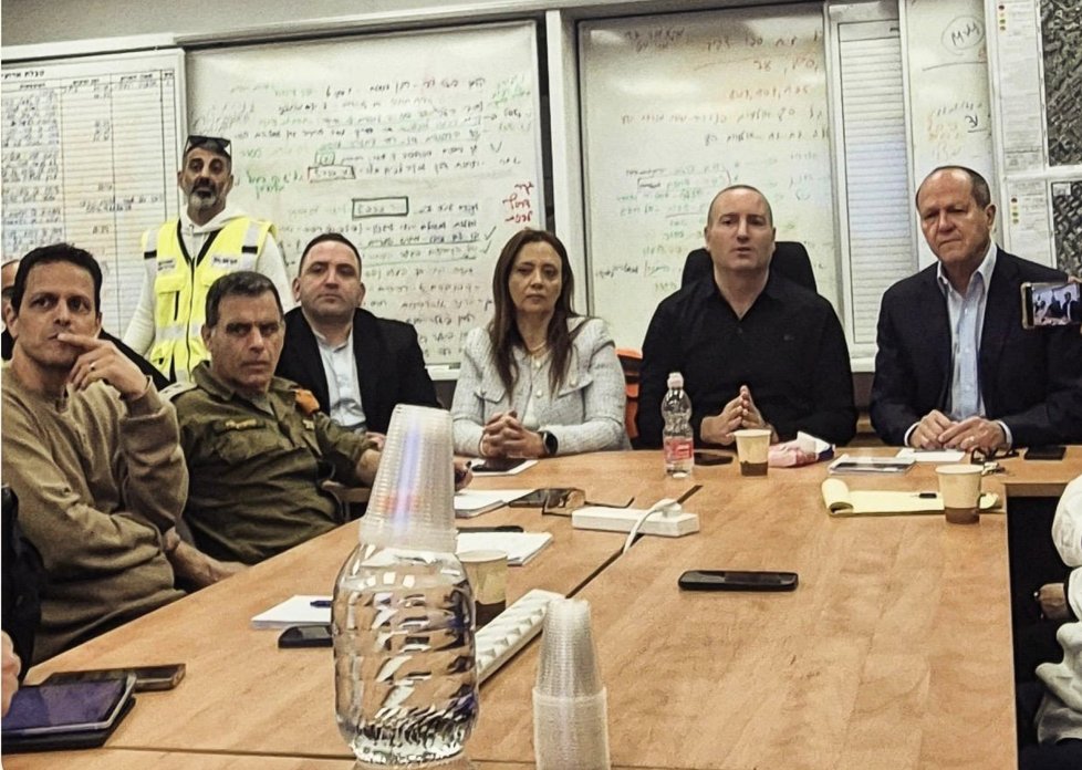 בצל הביקורת הציבורית: השר ניר ברקת הגיע לרחובות לאחר נפילת הטיל ונפגש עם הנהגת העיר