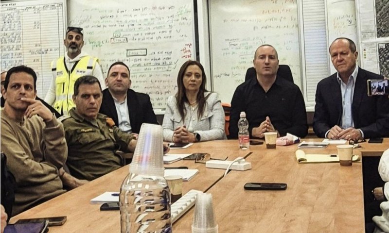 בצל הביקורת הציבורית: השר ניר ברקת הגיע לרחובות לאחר נפילת הטיל ונפגש עם הנהגת העיר