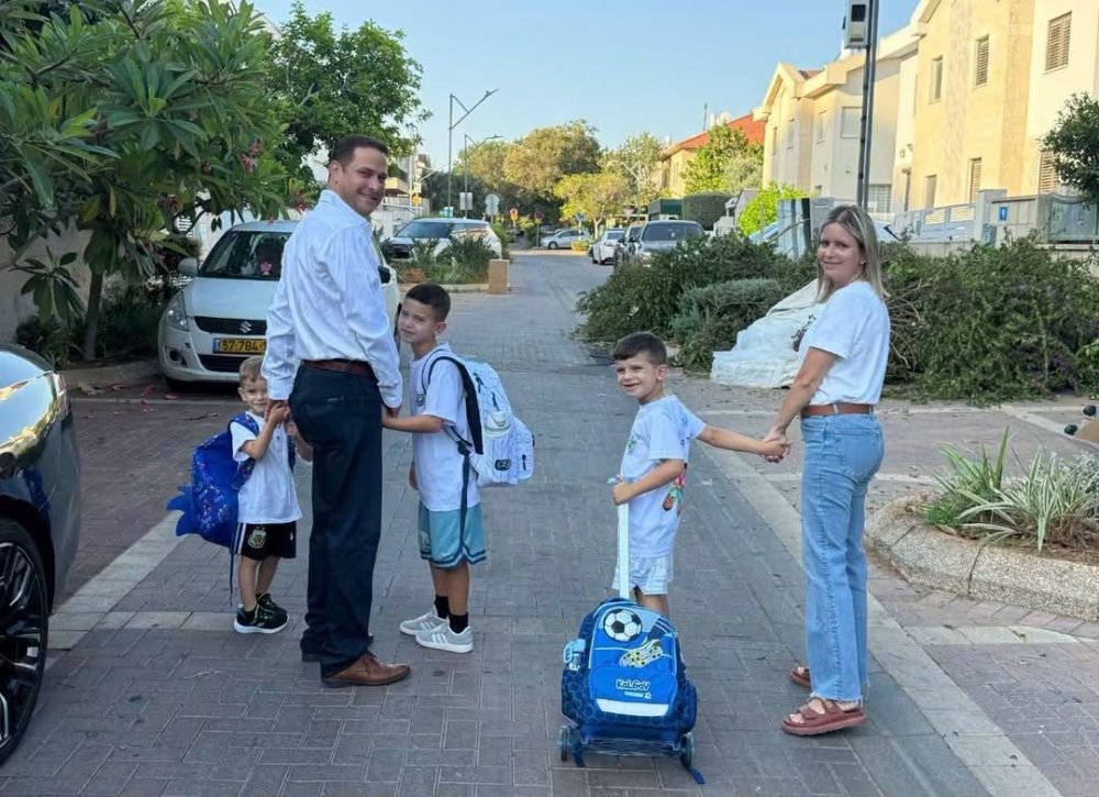 "הבוקר אני לא רק ראש העיר  אני אבא": הרגע המרגש של רז קינסטליך עם פתיחת שנת הלימודים