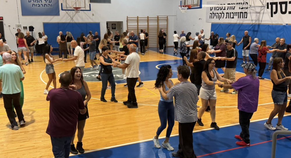 רוקדים בסוכות: אלפים גדשו את פארק המייסדים ברחובות