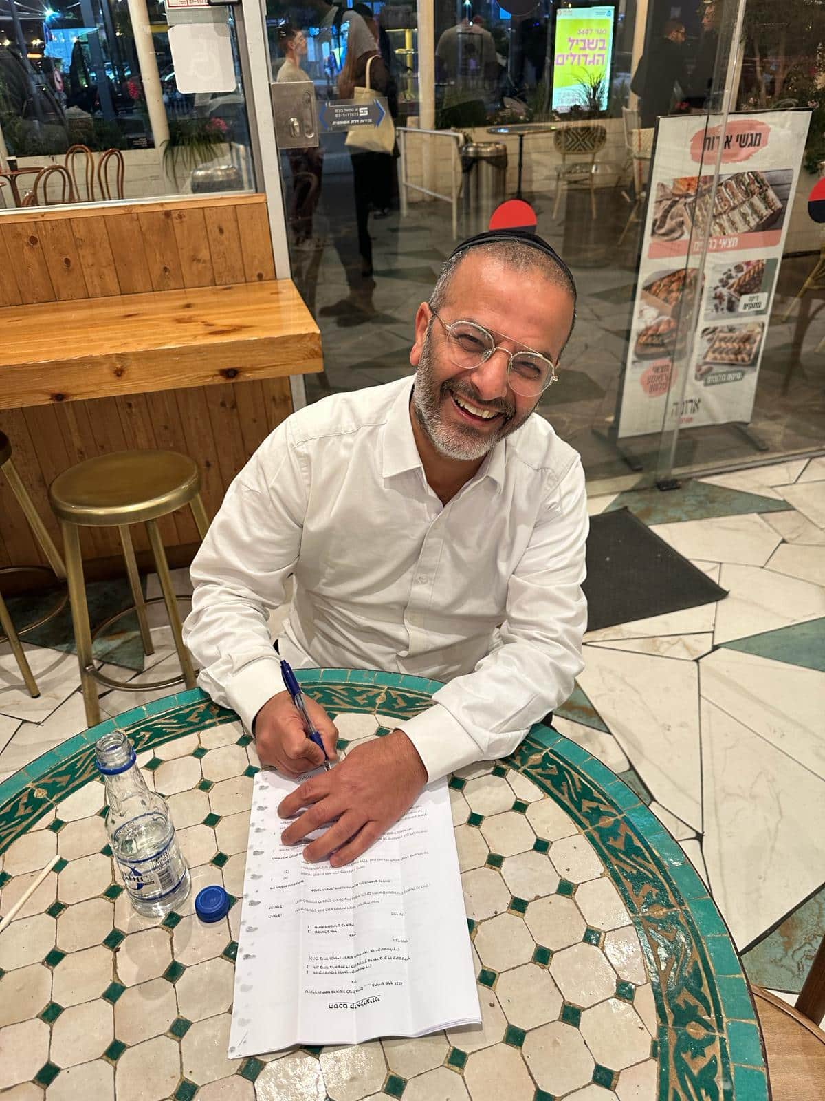 הרב שמואל ג'מיל חותם על הסכם קואליציוני עם ראש העיר רז קינסטליך