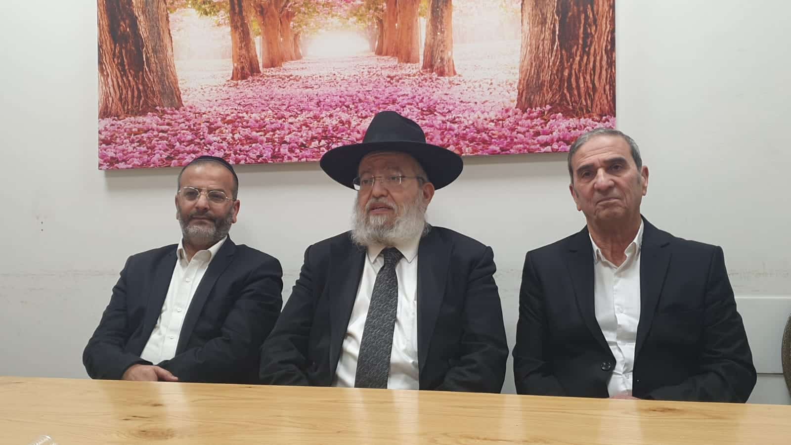 הרב מצליח מאזוז שליט"א מרבני ישיבת כסא רחמים עם חבר מועצת העיר שמואל ג'מיל ועו"ד רמי חדד