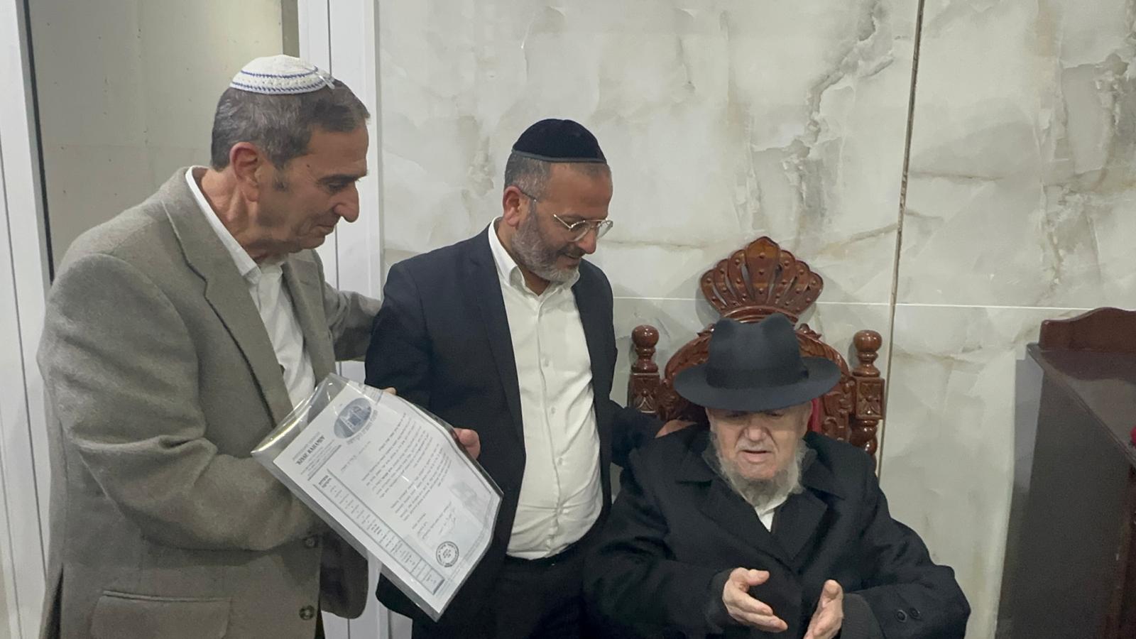 ראש ישיבת כסא רחמים רבי מאיר מאזוז שליט"א מברך את הרב שמואל ג'מיל ועו"ד רמי חדד