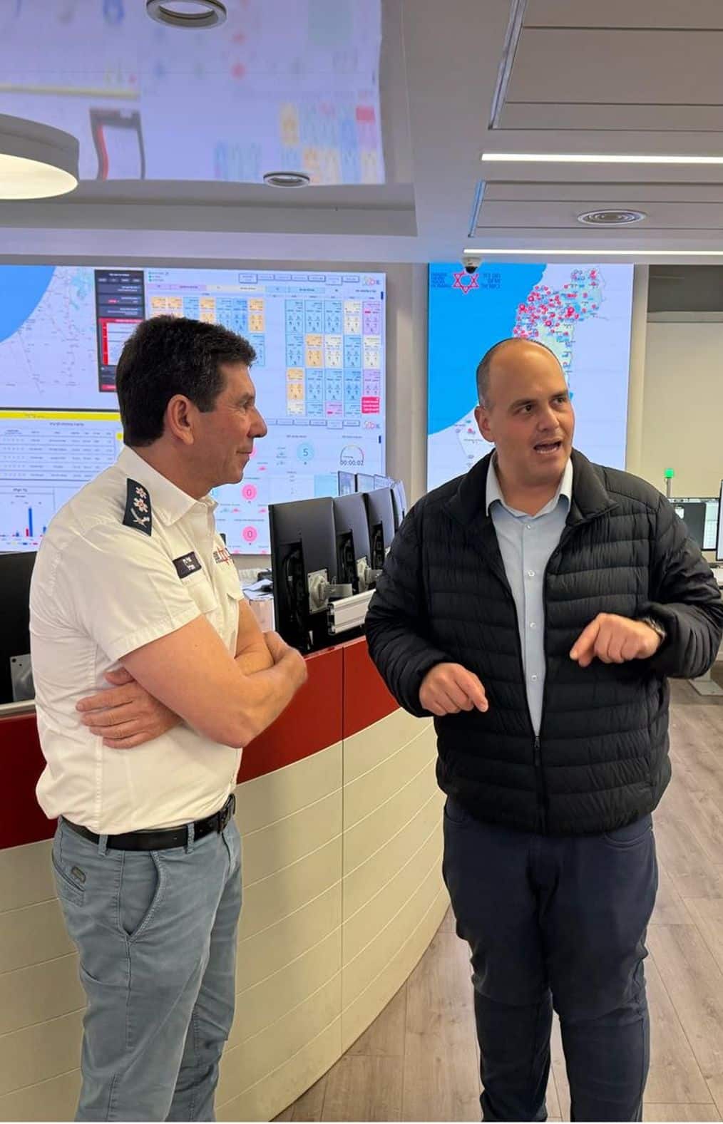 ראש עיריית בת ים צביקה ברוט, עם מנכ"ל מד"א אלי בין. צילום: דוברות עיריית בת ים