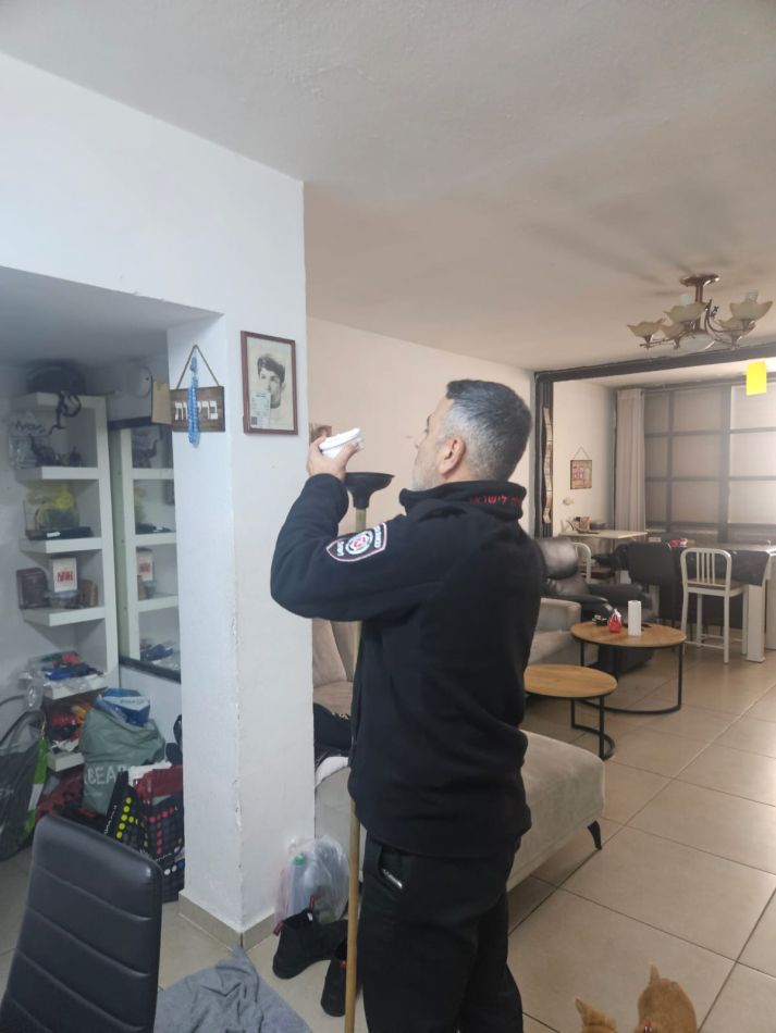 לוחמי האש עם פרויקט התקנת גלאי עשן בדירות עמידר בחולון
