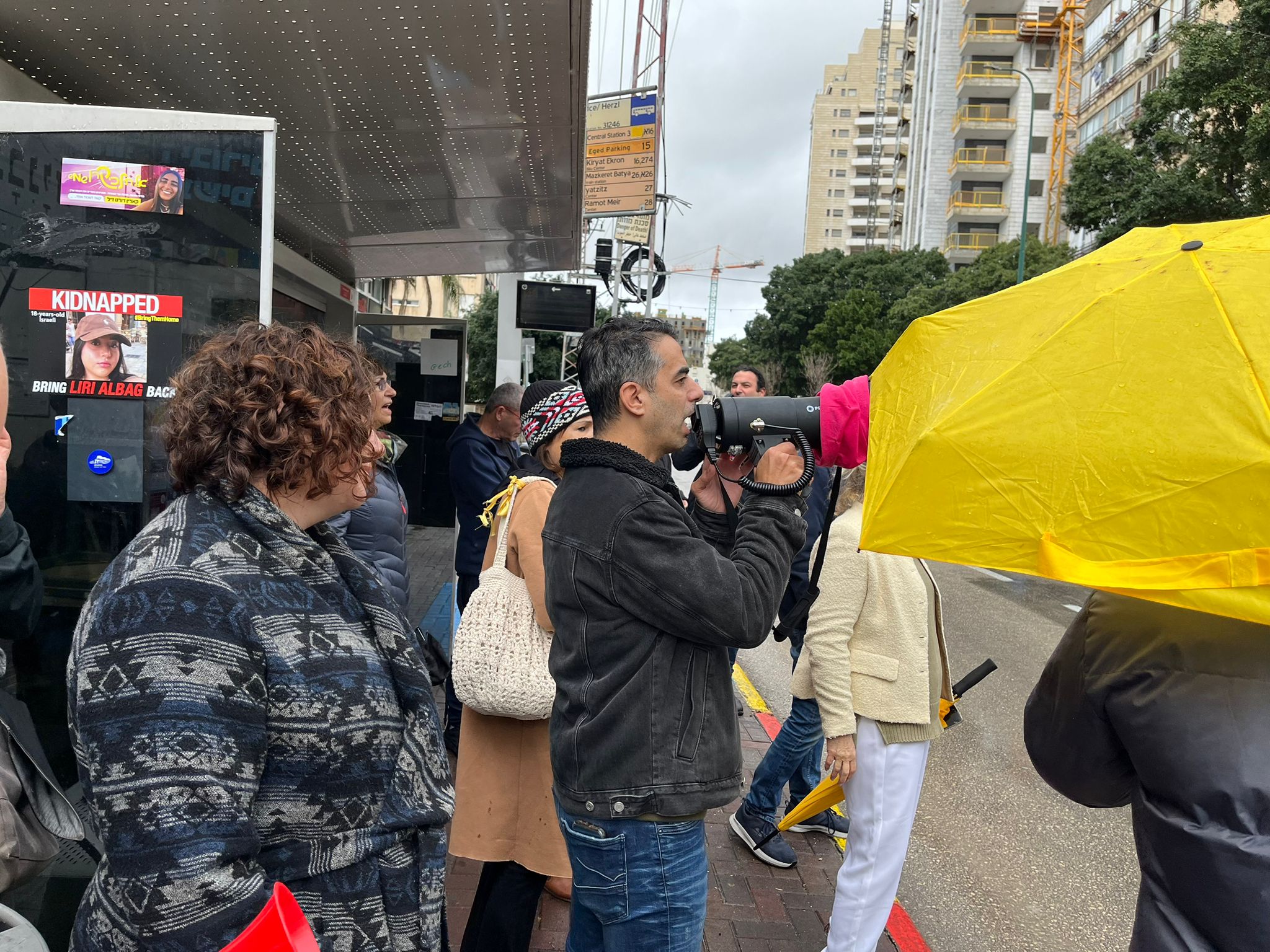 צפו: עשרות מפגינים מול תחנת רחובות בקריאה לשחרור העצורה החשודה בתקיפת השרה עידית סילמן