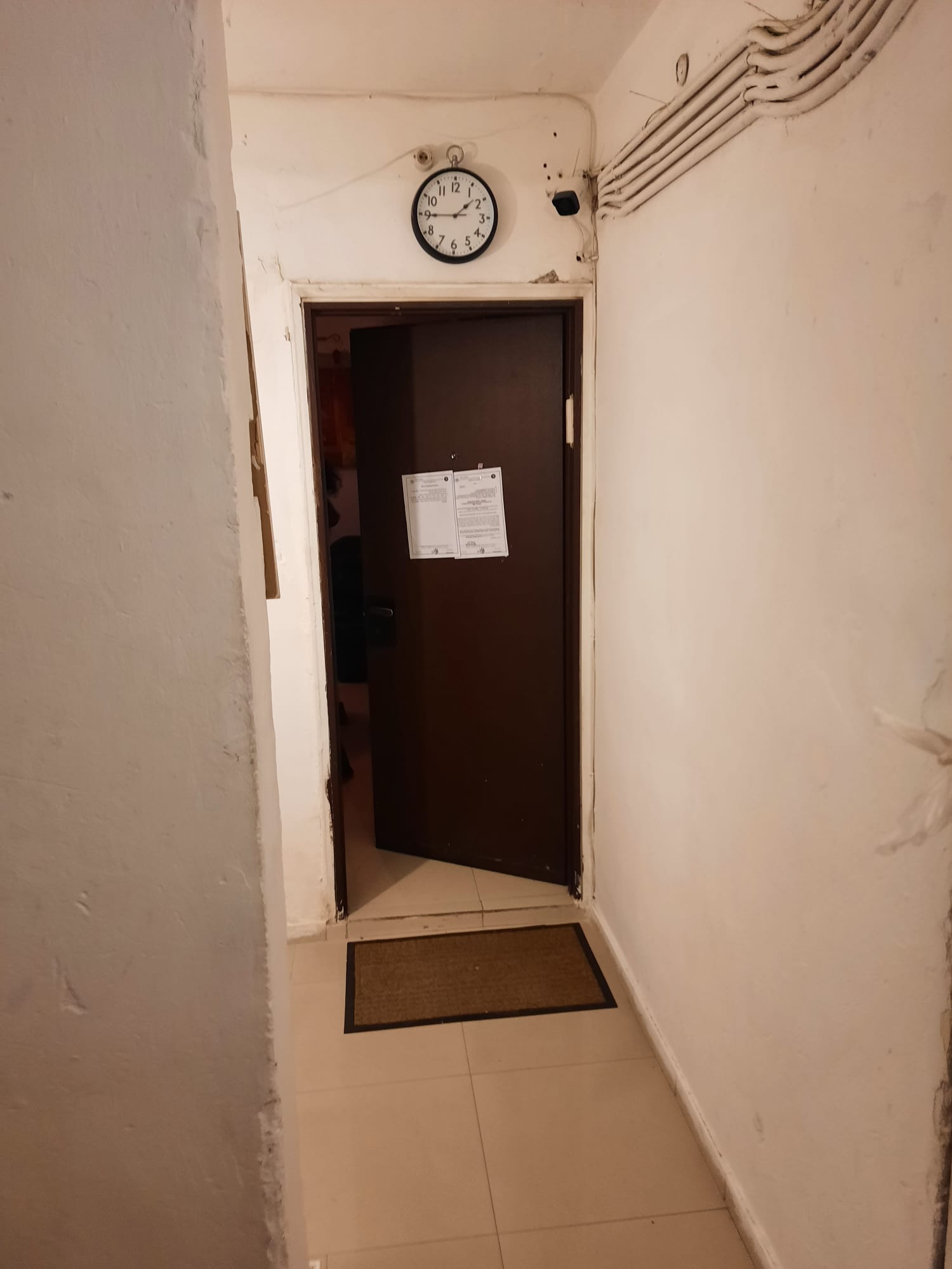 הכניסה לבית הבושת בבת ים- צילום: דוברות משטרת ישראל