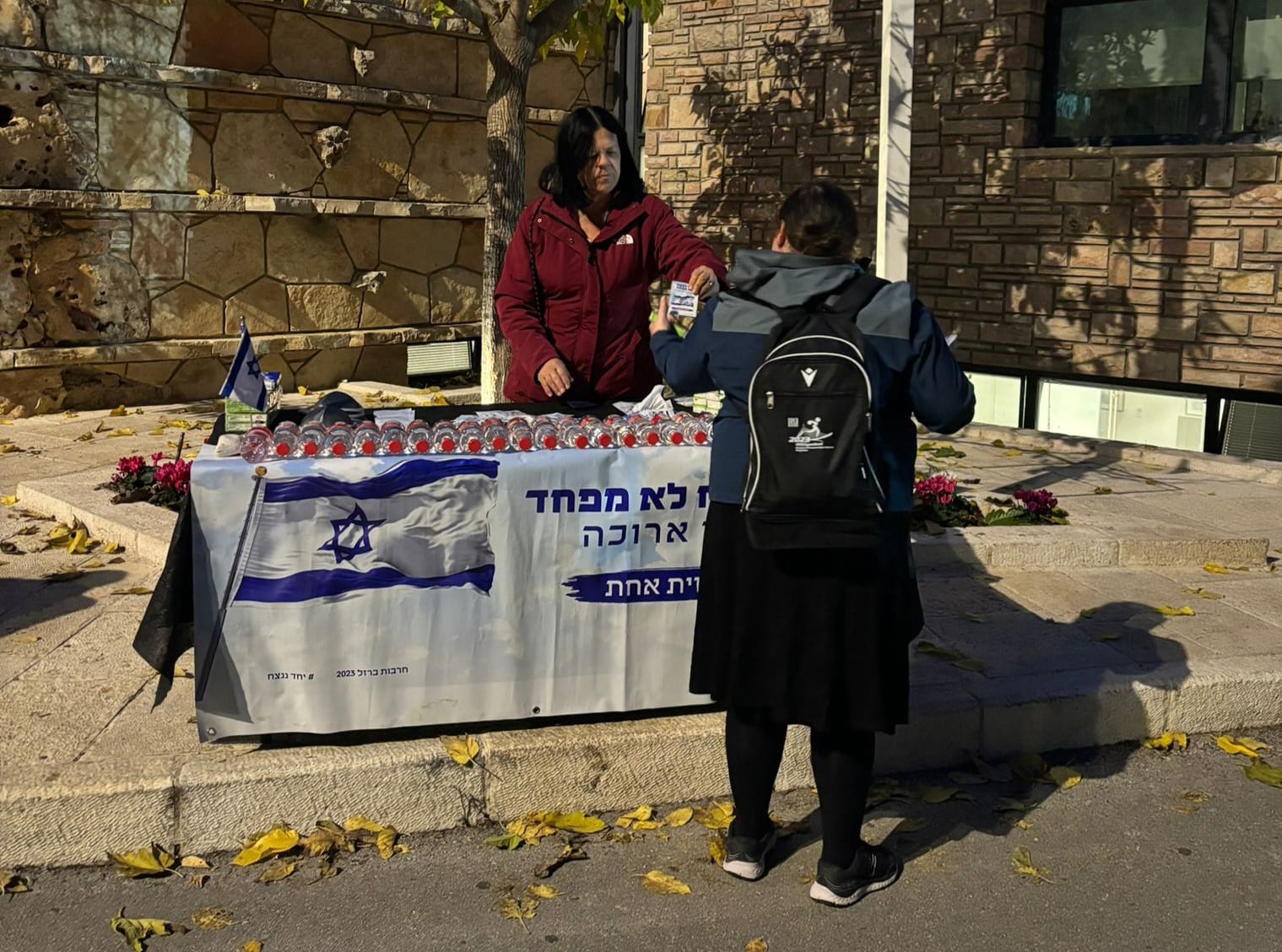 למען הנופלים: עשרות מתנדבי ארגון 'נאוה' הגיעו לבתי העלמין והעניקו סיוע למשפחות השכולות