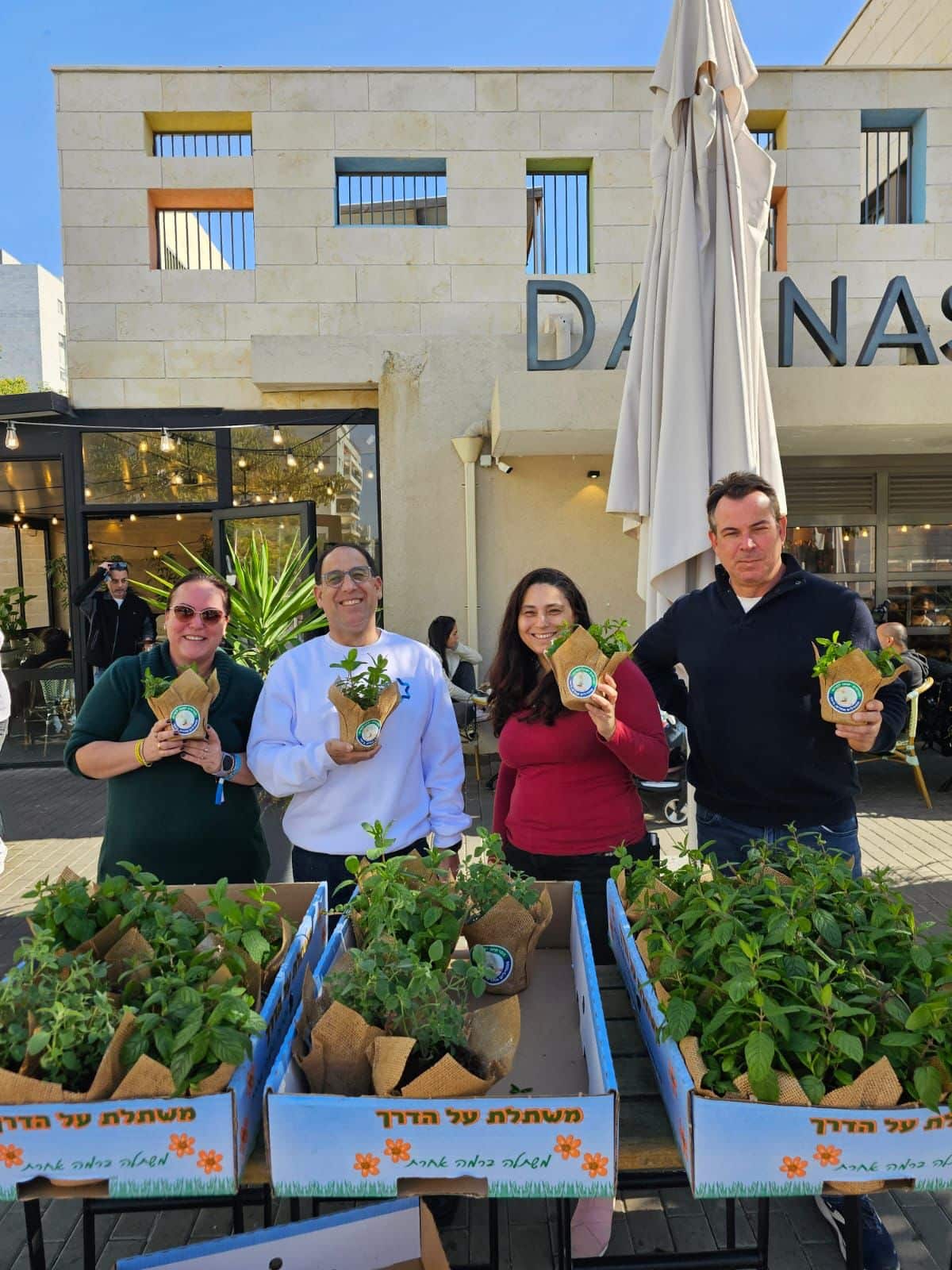 רחובות: זהר בלום נוטע תקווה ומחלק מאות שתילים מעוטף עזה לתושבות ותושבי העיר