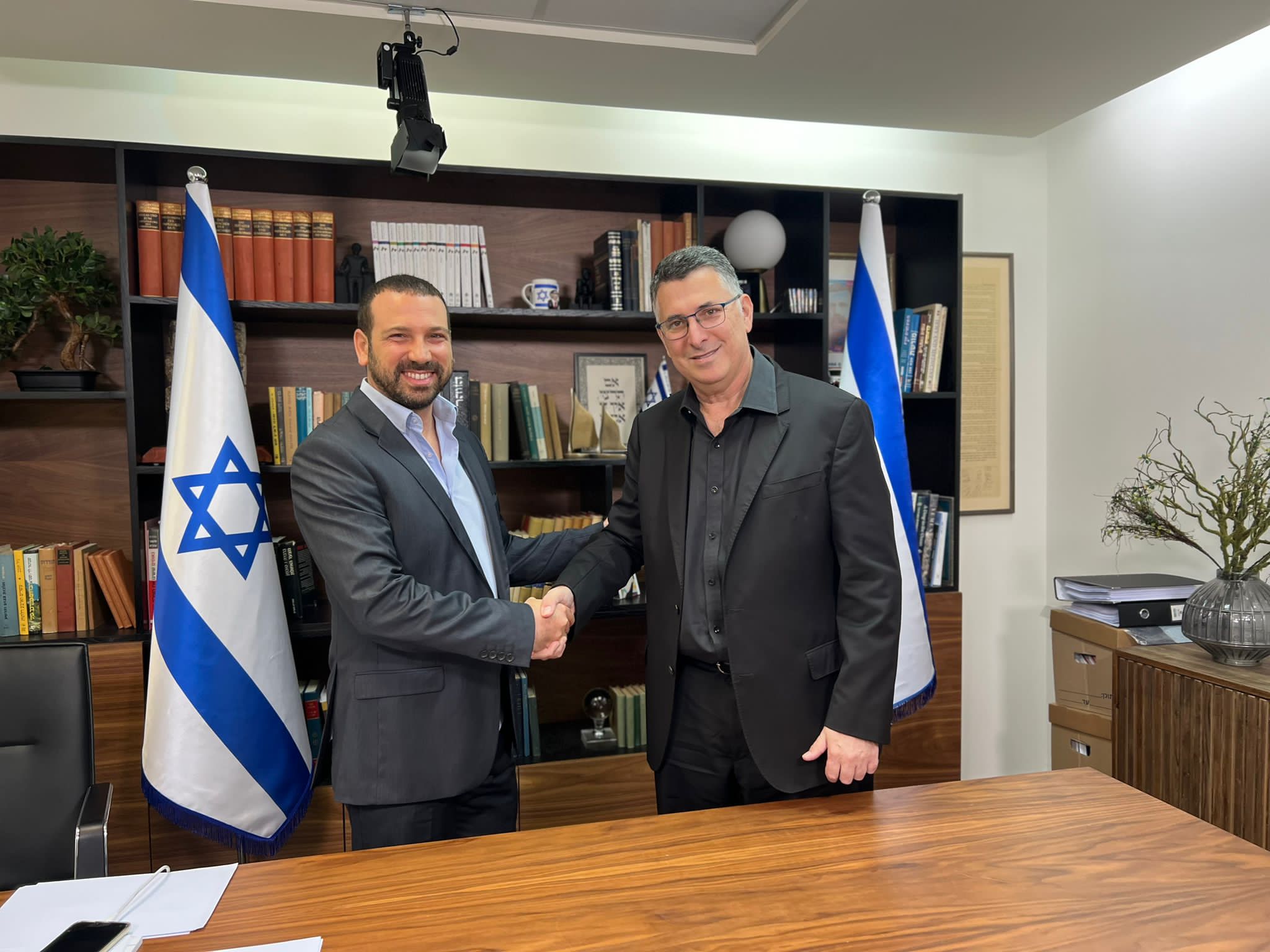 גדעון סער הודיע על תמיכה בשי קינן: "תושבי חולון יודעים שהעיר זקוקה לשינוי".