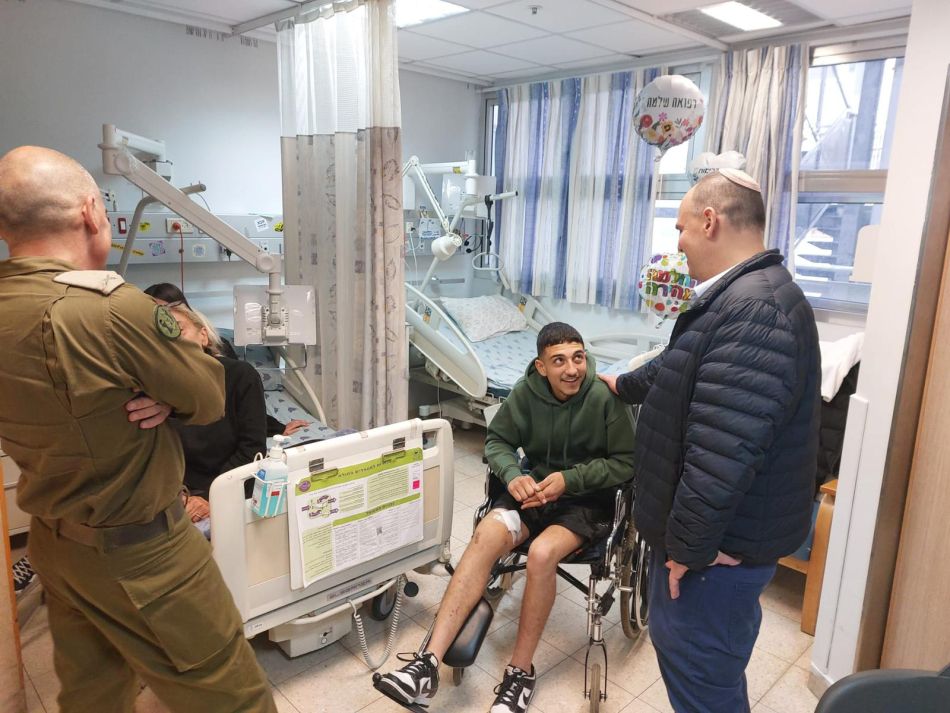 צביקה ברוט עם אחד החיילים בבית החולים איכילוב. צילום: דוברות עיריית בת ים