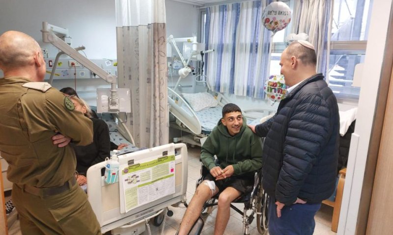 צביקה ברוט עם אחד החיילים בבית החולים איכילוב. צילום: דוברות עיריית בת ים