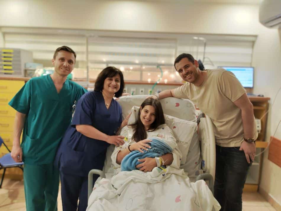 הזוג המאושר דניאל וקורל יחד עם בנם התינוק, המיילדת רעיה דוידוב וד"ר איליה קליינר, מנהל חדרי לידה במרכז&nbsp;הרפואי&nbsp;וולפסון. צילום: דוברות וולפסון