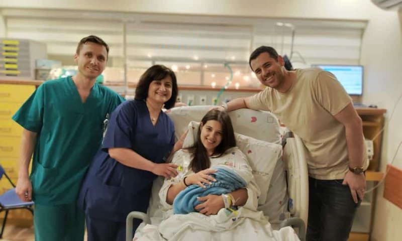 הזוג המאושר דניאל וקורל יחד עם בנם התינוק, המיילדת רעיה דוידוב וד"ר איליה קליינר, מנהל חדרי לידה במרכז הרפואי וולפסון. צילום: דוברות וולפסון