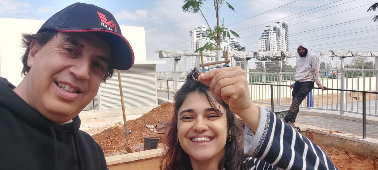 מרגש: כך אותרה טבעת נישואין של מורה, שאבדה בערוגת הגינה