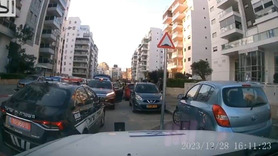 פעוטה נעלה עצמה ברכב בחולון